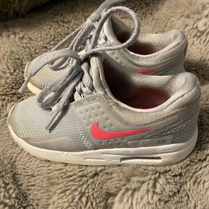 Toddler 9c nike air max with air bubble. Gray and pink